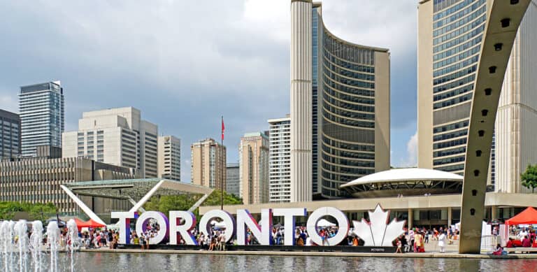 LUXURY REAL ESTATE VS REGULAR REAL ESTATE IN TORONTO: A COMPARATIVE ANALYSIS